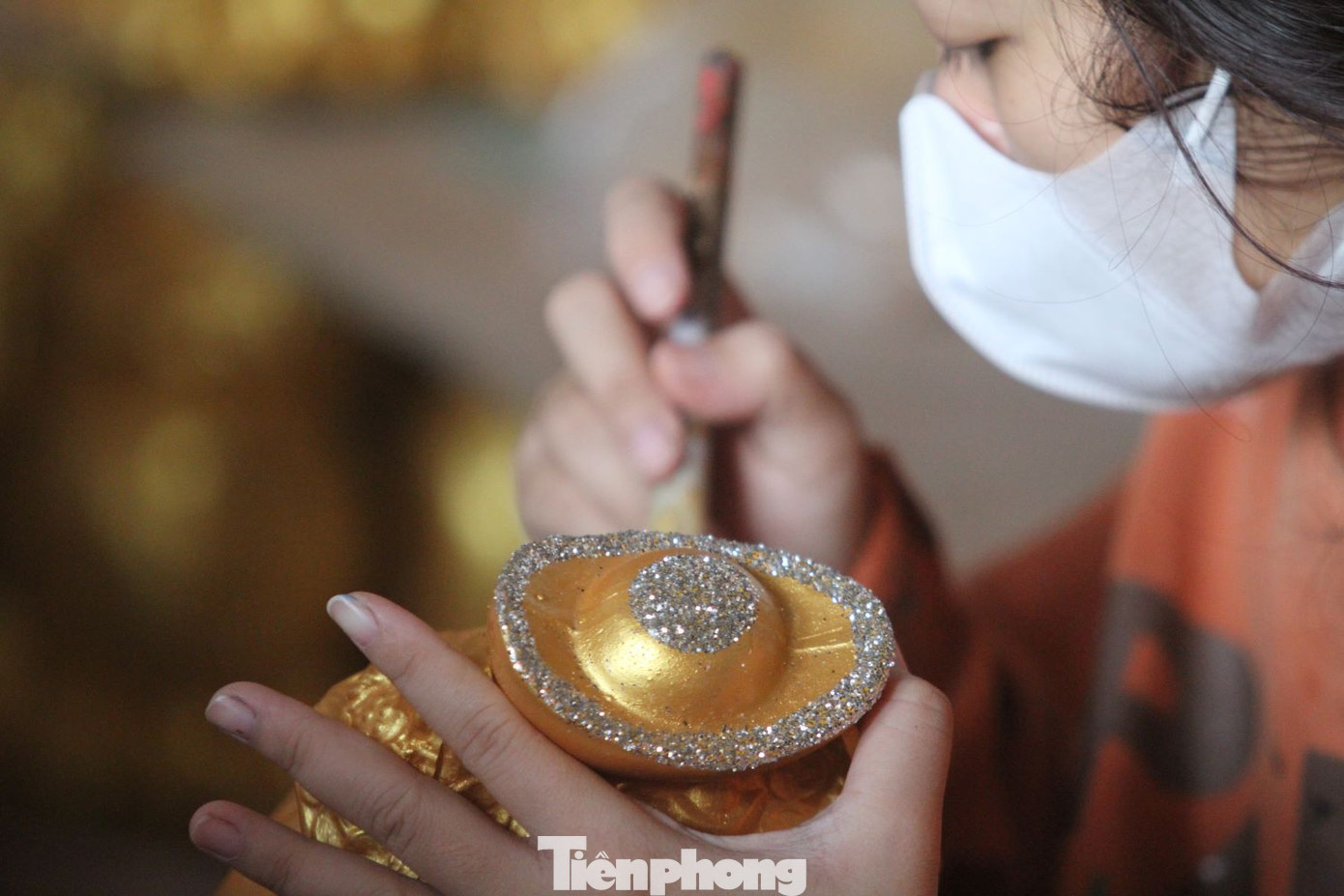 Quá trình sản xuất heo đất gồm nhiều công đoạn, với nhiều hộ gia đình tham gia. Có hộ chuyên cung cấp nguyên liệu đất sét, hộ khác lại đảm nhận việc nặn và nung heo, sau cùng là hộ làm công đoạn trang trí, hoàn thiện sản phẩm. Quá trình sản xuất heo đất gồm nhiều công đoạn, với nhiều hộ gia đình tham gia. Có hộ chuyên cung cấp nguyên liệu đất sét, hộ khác lại đảm nhận việc nặn và nung heo, sau cùng là hộ làm công đoạn trang trí, hoàn thiện sản phẩm.