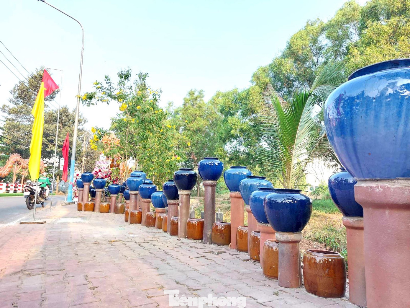 Nhiều lu, hủ được bố trí bên đường rất đẹp, mang đặc trưng của làng nghề gốm sứ Bình Dương.
