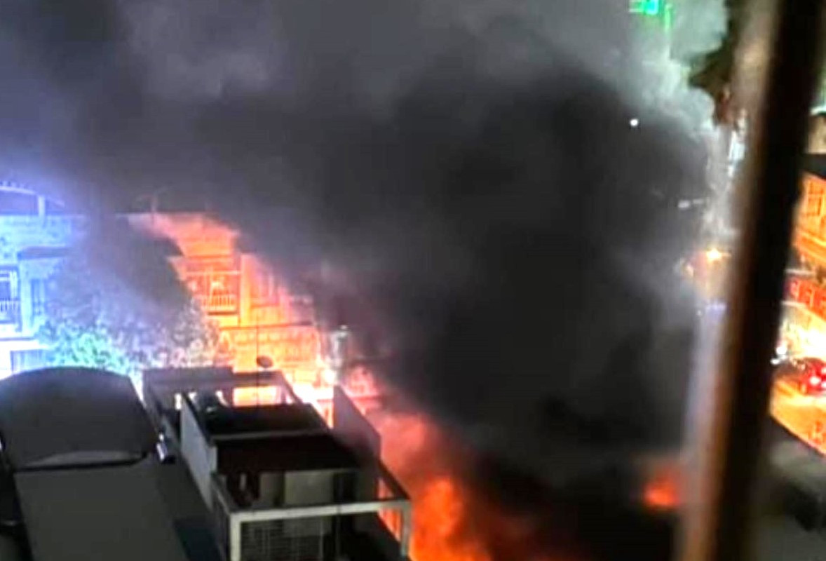 Lửa bao trùm cơ sở kinh doanh phụ tùng ô tô