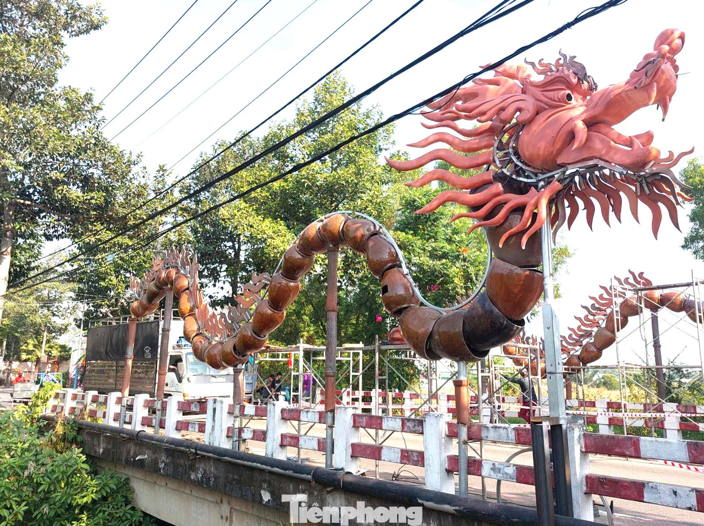 Song Long đang trong quá trình hoàn thiện. Song Long đang trong quá trình hoàn thiện.