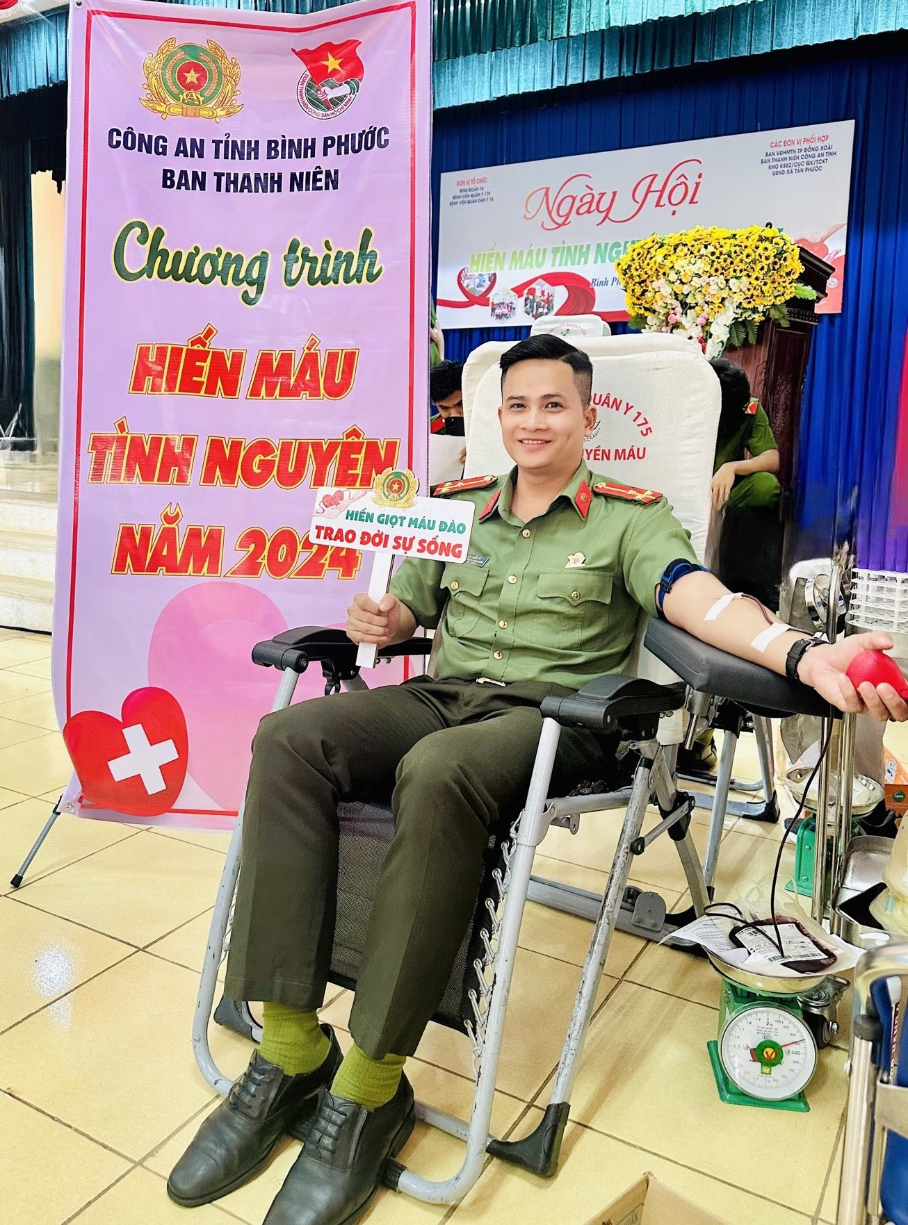 Cán bộ, chiến sĩ Công an tỉnh Bình Phước hăng hái tham gia hiến máu tình nguyện.