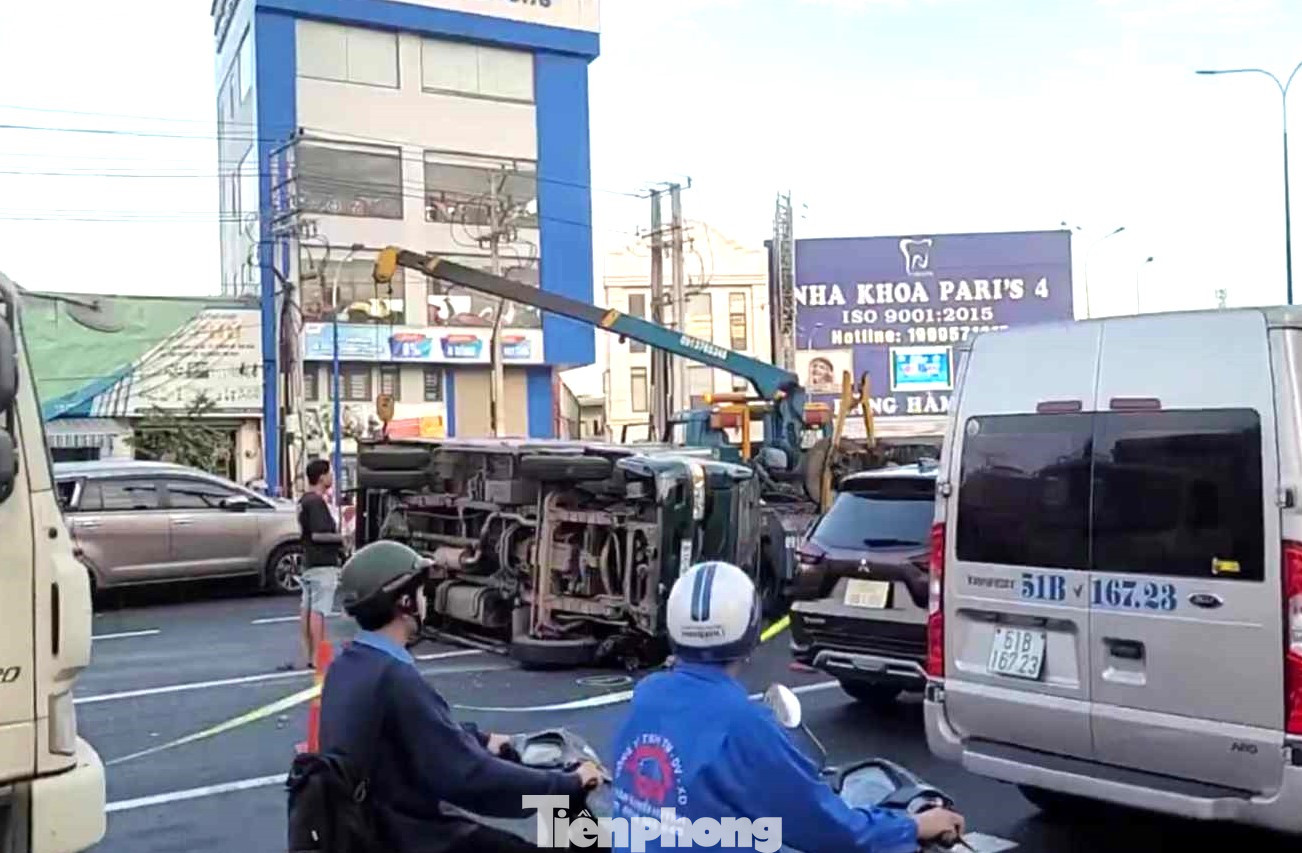 Xe tải lật ngang giữa đường sau khi gây tai nạn