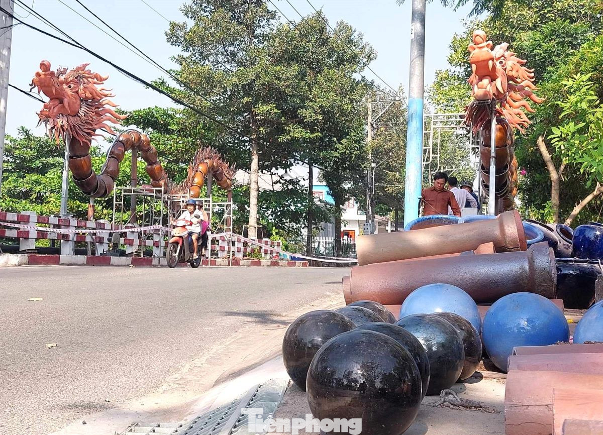 Gốm sứ nhiều kích cỡ khác nhau, thân thuộc với mọi người dân, qua bàn tay khéo léo của các nghệ nhân đã tạo nên một kiệt tác độc đáo mang đặc trưng của làng nghề truyền thống. Gốm sứ nhiều kích cỡ khác nhau, thân thuộc với mọi người dân, qua bàn tay khéo léo của các nghệ nhân đã tạo nên một kiệt tác độc đáo mang đặc trưng của làng nghề truyền thống.