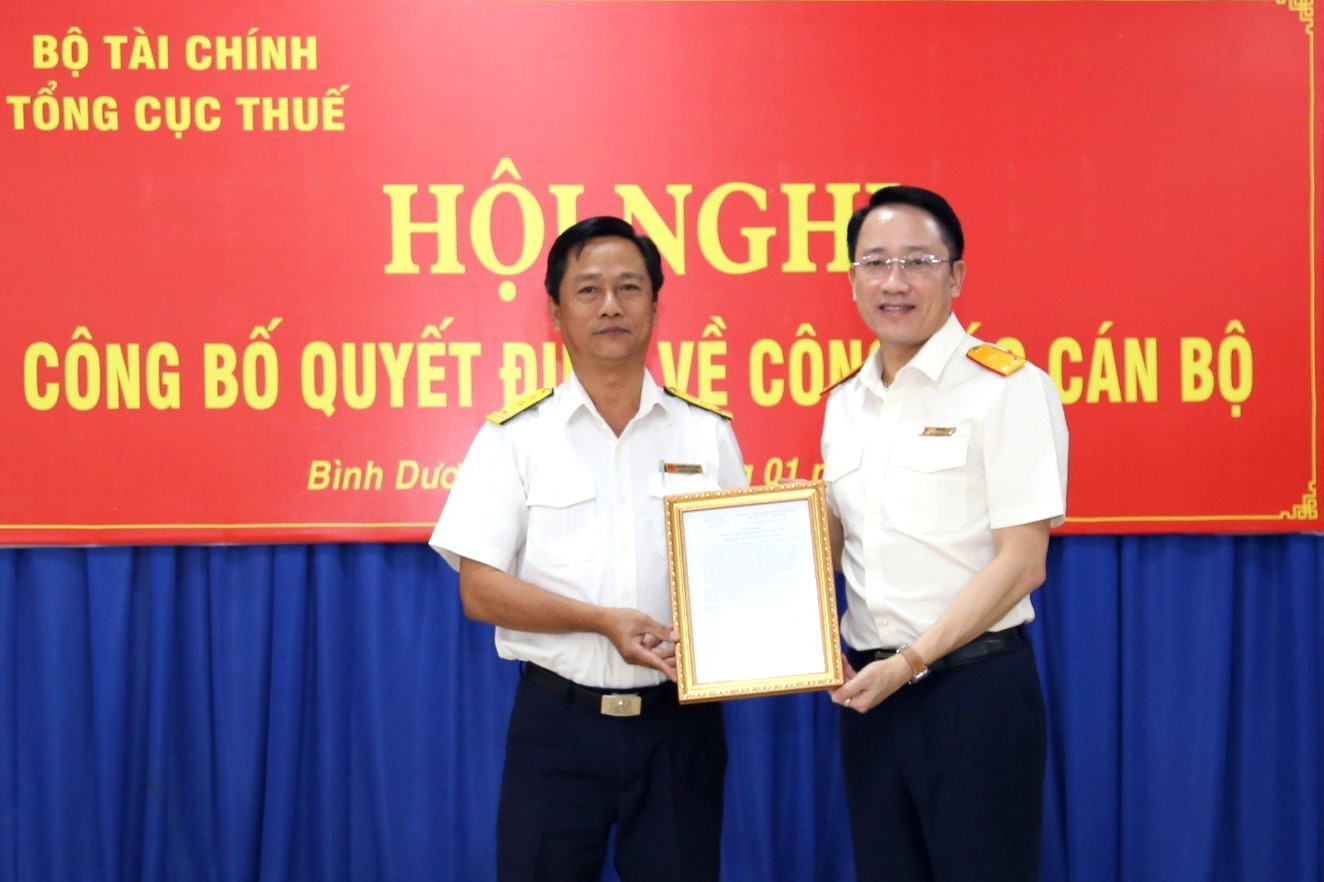 Ông Mai Sơn, Phó Tổng cục trưởng Tổng cục Thuế (bìa phải) trao quyết định cho ông Nguyễn Văn Thành. Ông Mai Sơn, Phó Tổng cục trưởng Tổng cục Thuế (bìa phải) trao quyết định cho ông Nguyễn Văn Thành.