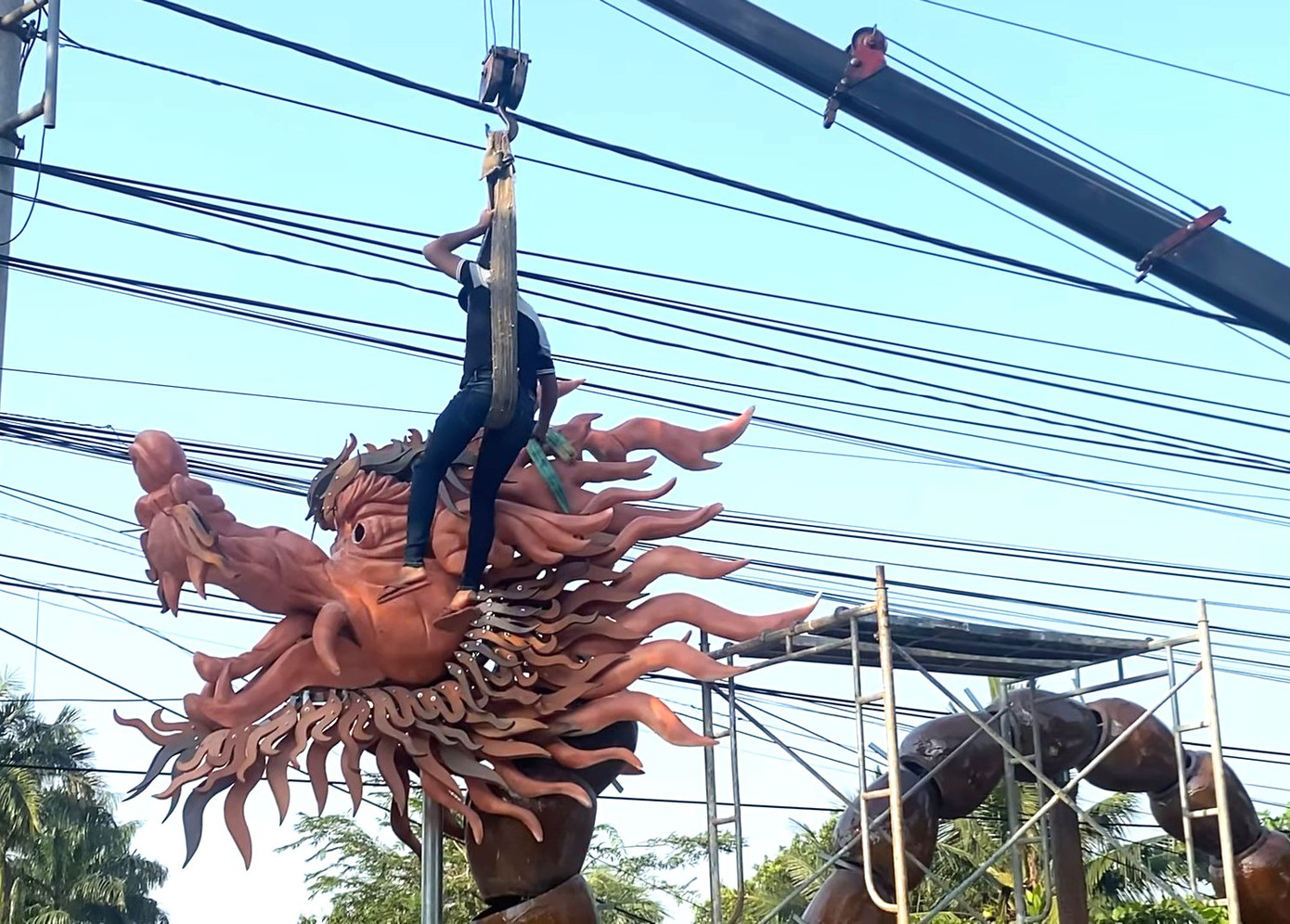 Để tạo nên một con rồng bằng gốm, các nghệ nhân rất vất vả. Để tạo nên một con rồng bằng gốm, các nghệ nhân rất vất vả.