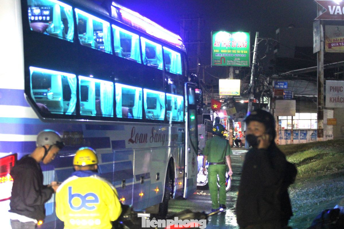 Tối 3/1, phóng viên báo Tiền Phong đã theo chân lực lượng thuộc phòng Cảnh sát quản lý hành chính về trật tự xã hội Công an tỉnh Bình Dương tuần tra, xử lý tình trạng xe khách dừng đón khách trên đường.