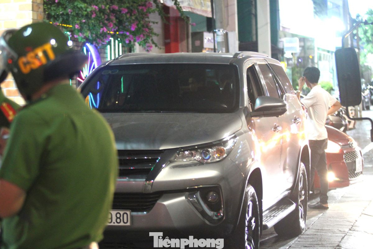 Ngoài xử lý xe dù đón khách không đúng nơi quy định, cảnh sát còn xử lý các trường hợp ô tô đậu trên vỉa hè.