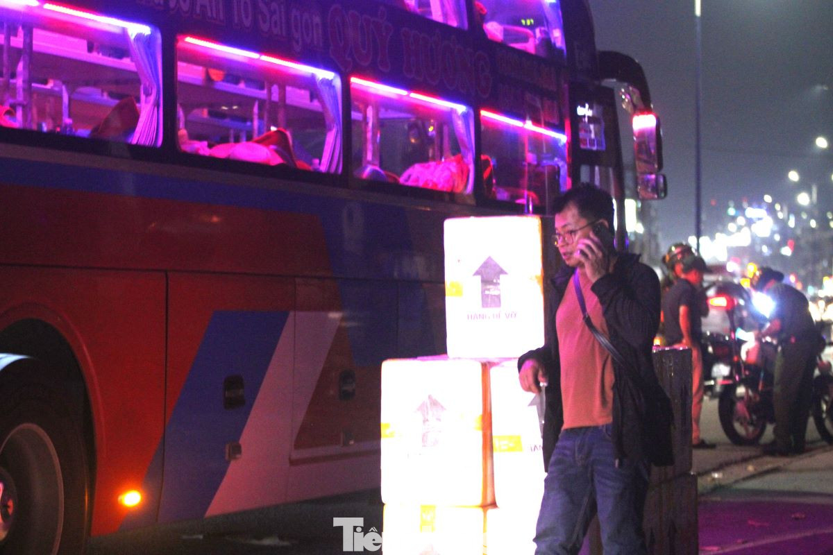 “Việc xử lý phương tiện dừng, đỗ phải xử lý ngay tại hiện trường. Nếu tài xế nhìn từ xa thấy có lực lượng chức năng, họ sẽ di chuyển phương tiện ngay và lực lượng chức năng không thể xử lý. Khi phát hiện phương tiện vi phạm, chúng tôi phải ghi hình lại để làm bằng chứng”, một cán bộ trong tổ tuần tra cho biết.