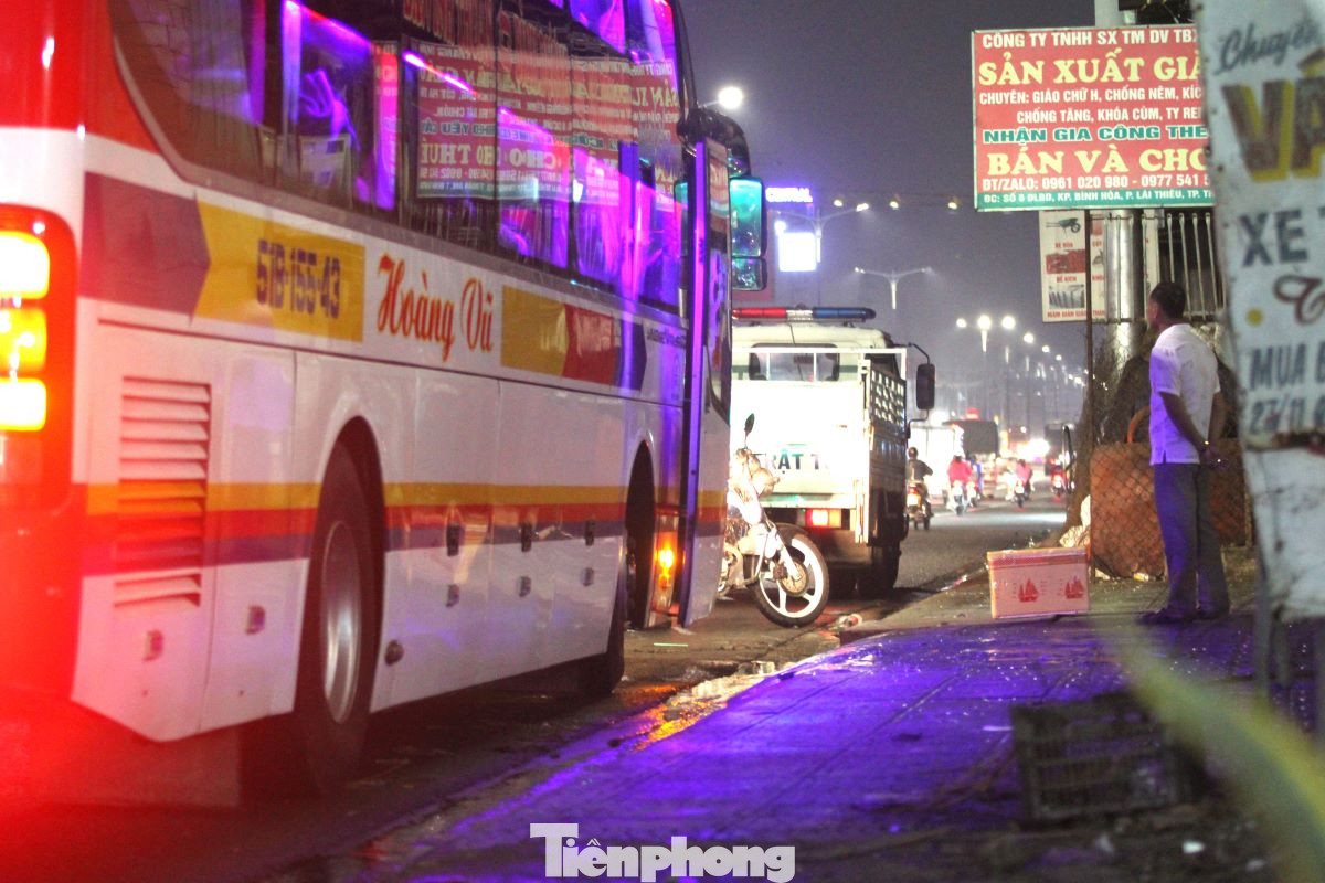 Trên tuyến quốc lộ 13 được bố trí nhiều điểm đón khách cố định song các phương tiện vẫn bất chấp đón khách ở những nơi cấm.