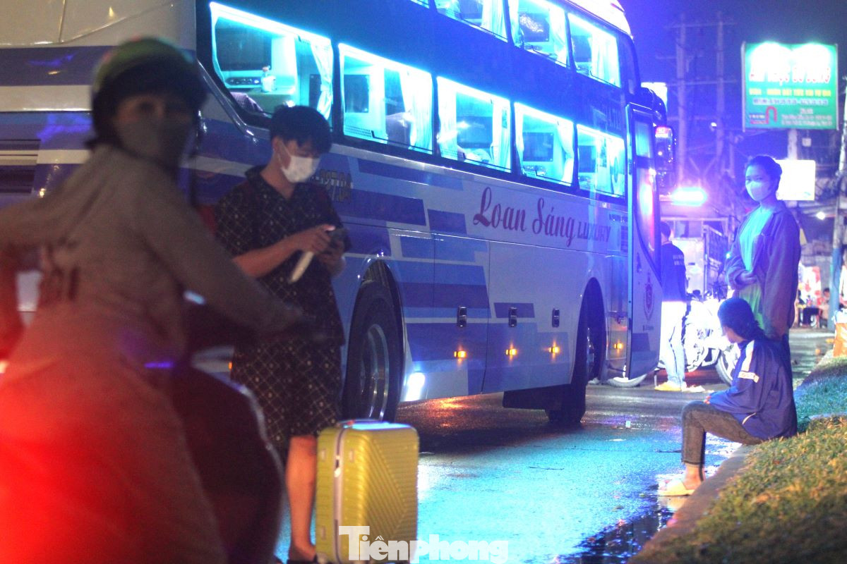 Theo ghi nhận của phóng viên, trên tuyến quốc lộ 13 đoạn qua Bình Dương có các điểm nóng xe khách thường xuyên đón khách tại khu vực ngã tư cầu Ông Bố, cổng chào Bình Dương, cổng khu công nghiệp VSIP, ngã tư Hòa Lân…
