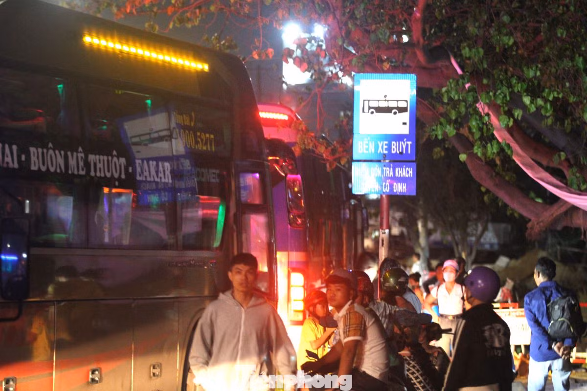 Trên tuyến quốc lộ 13 đoạn từ TP.Thủ Dầu Một tới TP.Thuận An (Bình Dương) được bố trí 6 điểm đón khách cố định. Tuy nhiên, nhiều xe khách không tuân thủ, đón khách cả những nơi có biển cấm dừng, cấm đỗ. Trên tuyến quốc lộ 13 đoạn từ TP.Thủ Dầu Một tới TP.Thuận An (Bình Dương) được bố trí 6 điểm đón khách cố định. Tuy nhiên, nhiều xe khách không tuân thủ, đón khách cả những nơi có biển cấm dừng, cấm đỗ.