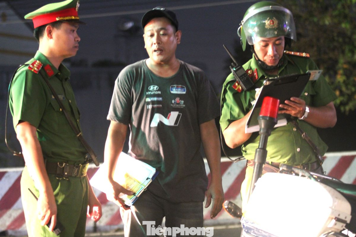 “Bây giờ mạng xã hội phát triển, trong quá trình làm nhiệm vụ, cán bộ, chiến sĩ ngoài việc phải nắm chắc luật còn phải có thái độ chuẩn mực, kiểm soát tốt cảm xúc của bản thân. Nhiều tài xế dùng lời nói xúc phạm, nên cán bộ phải giữ được sự bình tĩnh”, đại úy Hoàng Trung Tương – chỉ huy tổ tuần tra chia sẻ.