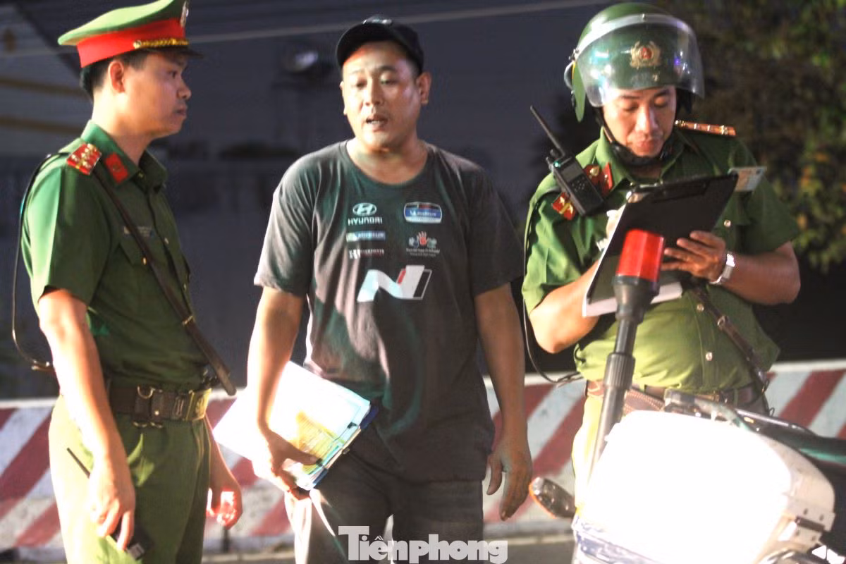 “Bây giờ mạng xã hội phát triển, trong quá trình làm nhiệm vụ, cán bộ, chiến sĩ ngoài việc phải nắm chắc luật còn phải có thái độ chuẩn mực, kiểm soát tốt cảm xúc của bản thân. Nhiều tài xế dùng lời nói xúc phạm, nên cán bộ phải giữ được sự bình tĩnh”, đại úy Hoàng Trung Tương – chỉ huy tổ tuần tra chia sẻ. “Bây giờ mạng xã hội phát triển, trong quá trình làm nhiệm vụ, cán bộ, chiến sĩ ngoài việc phải nắm chắc luật còn phải có thái độ chuẩn mực, kiểm soát tốt cảm xúc của bản thân. Nhiều tài xế dùng lời nói xúc phạm, nên cán bộ phải giữ được sự bình tĩnh”, đại úy Hoàng Trung Tương – chỉ huy tổ tuần tra chia sẻ.