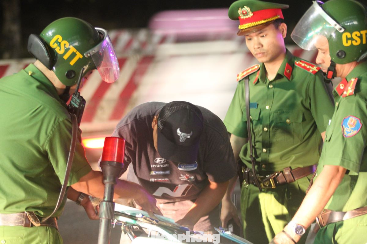 Có tài xế dùng đủ lời năn nỉ, xin bỏ qua lỗi vi phạm. Tuy nhiên cũng có tài xế cho rằng, bản thân rất hiểu luật nên cãi “tay đôi” với lực lượng. Khi được cán bộ phân tích rõ hành vi vi phạm, tài xế hết lời chối cãi mới chịu ký tên vào biên bản.