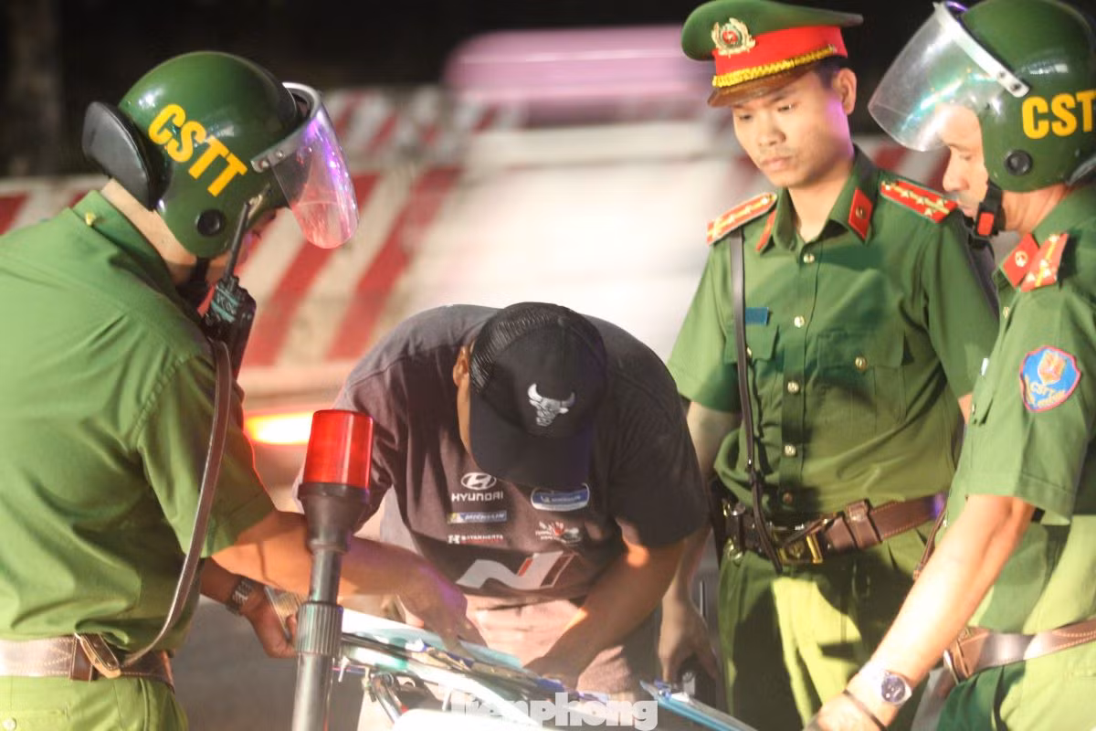 Có tài xế dùng đủ lời năn nỉ, xin bỏ qua lỗi vi phạm. Tuy nhiên cũng có tài xế cho rằng, bản thân rất hiểu luật nên cãi “tay đôi” với lực lượng. Khi được cán bộ phân tích rõ hành vi vi phạm, tài xế hết lời chối cãi mới chịu ký tên vào biên bản. Có tài xế dùng đủ lời năn nỉ, xin bỏ qua lỗi vi phạm. Tuy nhiên cũng có tài xế cho rằng, bản thân rất hiểu luật nên cãi “tay đôi” với lực lượng. Khi được cán bộ phân tích rõ hành vi vi phạm, tài xế hết lời chối cãi mới chịu ký tên vào biên bản.