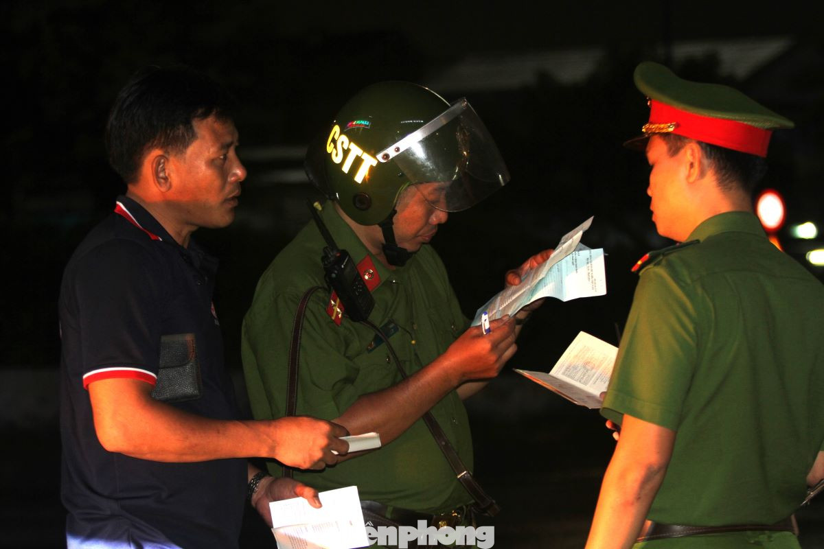 Lỗi vi phạm đón khách không đúng nơi quy định, ngoài bị xử lý vi phạm hành chính, tài xế còn bị tạm giữ bằng lái tới 2 tháng.