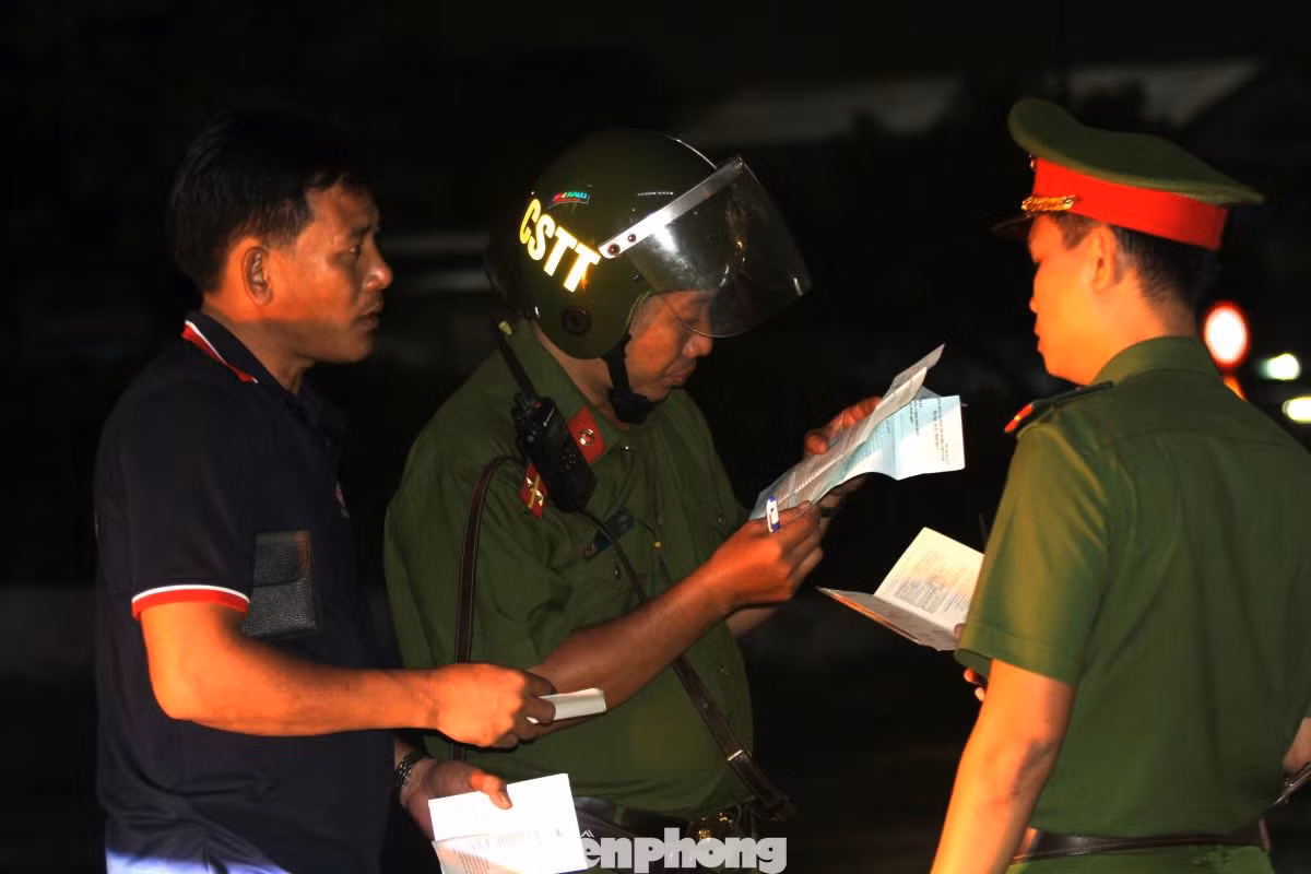 Lỗi vi phạm đón khách không đúng nơi quy định, ngoài bị xử lý vi phạm hành chính, tài xế còn bị tạm giữ bằng lái tới 2 tháng. Lỗi vi phạm đón khách không đúng nơi quy định, ngoài bị xử lý vi phạm hành chính, tài xế còn bị tạm giữ bằng lái tới 2 tháng.