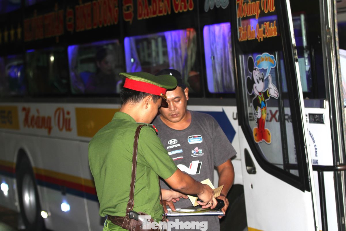 Chia sẻ với phóng viên, một cán bộ trong tổ tuần tra nói rằng, có không ít tài xế học “luật trên mạng xã hội” nên khi gặp cảnh sát liền “trả bài” song đáp án không chính xác với thực tế lỗi vi phạm.