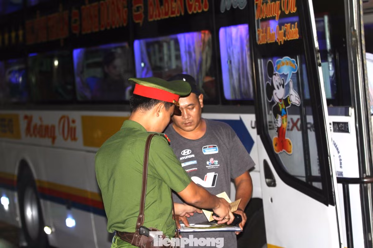 Chia sẻ với phóng viên, một cán bộ trong tổ tuần tra nói rằng, có không ít tài xế học “luật trên mạng xã hội” nên khi gặp cảnh sát liền “trả bài” song đáp án không chính xác với thực tế lỗi vi phạm. Chia sẻ với phóng viên, một cán bộ trong tổ tuần tra nói rằng, có không ít tài xế học “luật trên mạng xã hội” nên khi gặp cảnh sát liền “trả bài” song đáp án không chính xác với thực tế lỗi vi phạm.