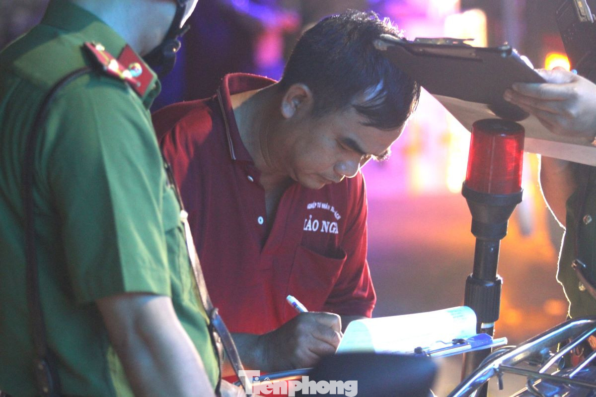 Theo chân lực lượng làm nhiệm vụ, chúng tôi mới thấy sự vất vả của cán bộ, chiến sĩ trong quá trình xử lý các trường hợp vi phạm. Hầu hết, các tài xế đều không hợp tác ngay từ đầu.