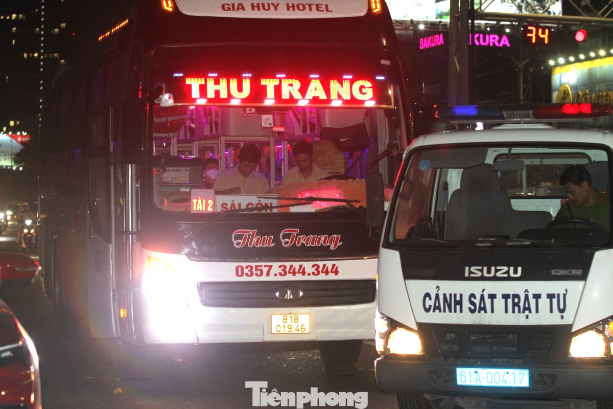 Từ 18h, ca đêm bắt đầu xuất phát, di chuyển dọc tuyến quốc lộ 13. Chiếc ô tô tải chuyên dụng đi sau, trong khi đó, các cán bộ, chiến sĩ khác được bố trí xe mô tô đi trước. Đại diện tổ tuần tra cho biết, việc bố trí xe mô tô đi trước nhằm kịp thời phát hiện, xử lý trường hợp vi phạm, bởi xe ô tô di chuyển chậm dễ bị phát hiện.