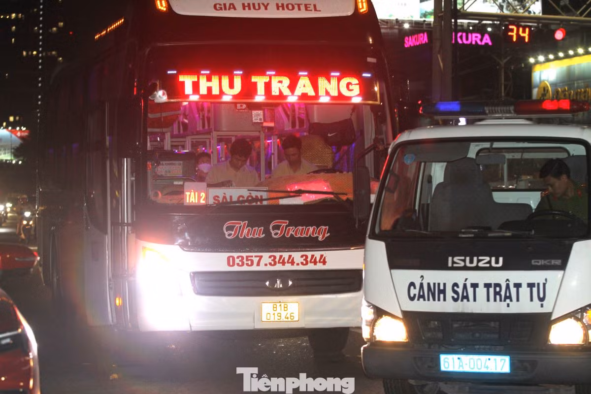 Từ 18h, ca đêm bắt đầu xuất phát, di chuyển dọc tuyến quốc lộ 13. Chiếc ô tô tải chuyên dụng đi sau, trong khi đó, các cán bộ, chiến sĩ khác được bố trí xe mô tô đi trước. Đại diện tổ tuần tra cho biết, việc bố trí xe mô tô đi trước nhằm kịp thời phát hiện, xử lý trường hợp vi phạm, bởi xe ô tô di chuyển chậm dễ bị phát hiện. Từ 18h, ca đêm bắt đầu xuất phát, di chuyển dọc tuyến quốc lộ 13. Chiếc ô tô tải chuyên dụng đi sau, trong khi đó, các cán bộ, chiến sĩ khác được bố trí xe mô tô đi trước. Đại diện tổ tuần tra cho biết, việc bố trí xe mô tô đi trước nhằm kịp thời phát hiện, xử lý trường hợp vi phạm, bởi xe ô tô di chuyển chậm dễ bị phát hiện.
