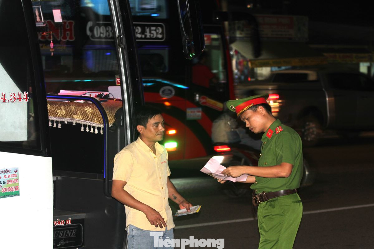 Theo ghi nhận của phóng viên, trong quá trình xử lý các trường hợp vi phạm, lực lượng chức năng hướng dẫn tài xế các vị trí được phép đón khách trên tuyến quốc lộ 13, tránh tái phạm. Một số trường hợp lỗi vi phạm nhỏ, chưa đến mức phải xử lý, cán bộ sẽ nhắc nhở tài xế rút kinh nghiệm.