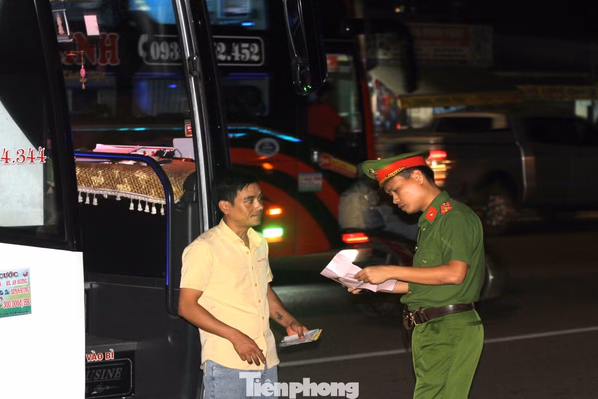 Theo ghi nhận của phóng viên, trong quá trình xử lý các trường hợp vi phạm, lực lượng chức năng hướng dẫn tài xế các vị trí được phép đón khách trên tuyến quốc lộ 13, tránh tái phạm. Một số trường hợp lỗi vi phạm nhỏ, chưa đến mức phải xử lý, cán bộ sẽ nhắc nhở tài xế rút kinh nghiệm. Theo ghi nhận của phóng viên, trong quá trình xử lý các trường hợp vi phạm, lực lượng chức năng hướng dẫn tài xế các vị trí được phép đón khách trên tuyến quốc lộ 13, tránh tái phạm. Một số trường hợp lỗi vi phạm nhỏ, chưa đến mức phải xử lý, cán bộ sẽ nhắc nhở tài xế rút kinh nghiệm.