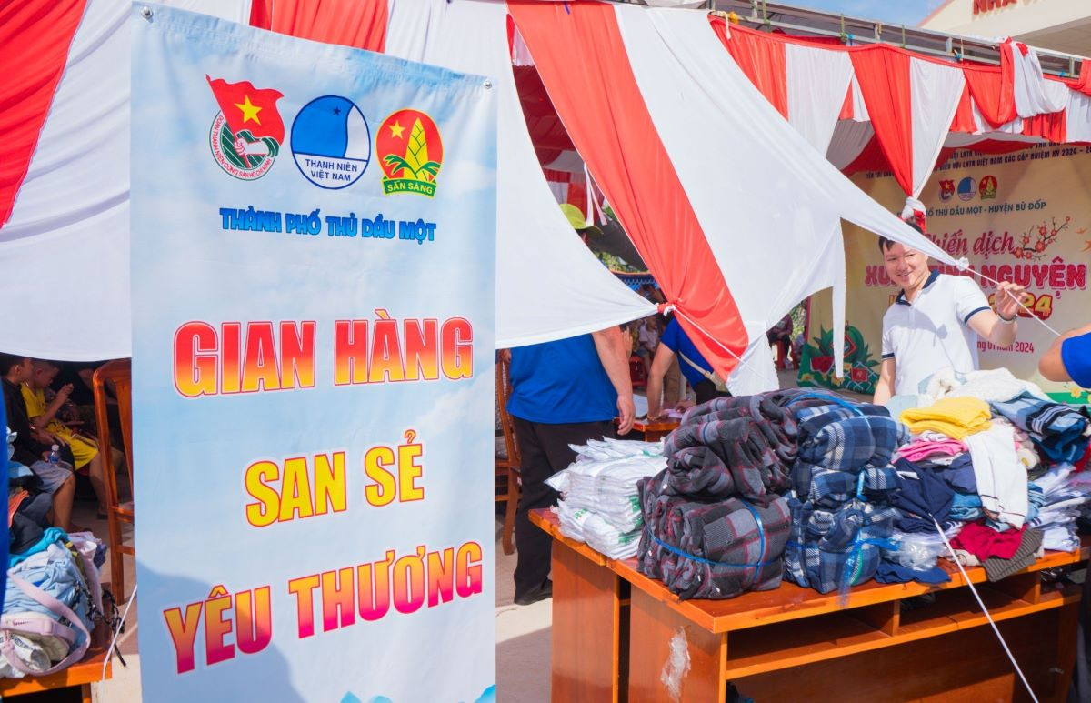 Tuổi trẻ Thủ Dầu Một thực hiện chương trình "Gian hàng san sẻ yêu thương".