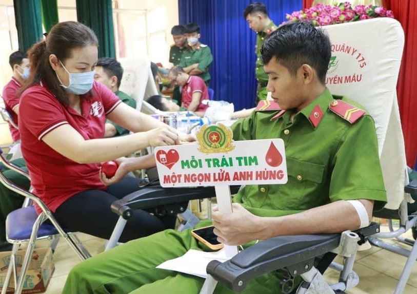 Đoàn viên thanh niên Công an tỉnh Bình Phước với khẩu hiệu "Mỗi trái tim, một ngọn lửa anh hùng".