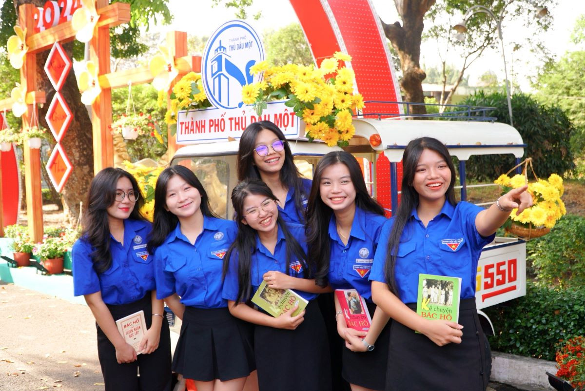 Đoàn viên, thanh niên hào hứng chụp ảnh lưu niệm.