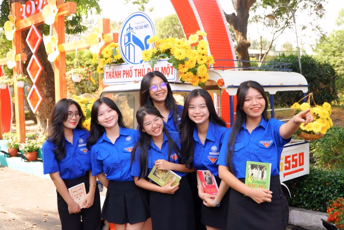 Đoàn viên, thanh niên hào hứng chụp ảnh lưu niệm.