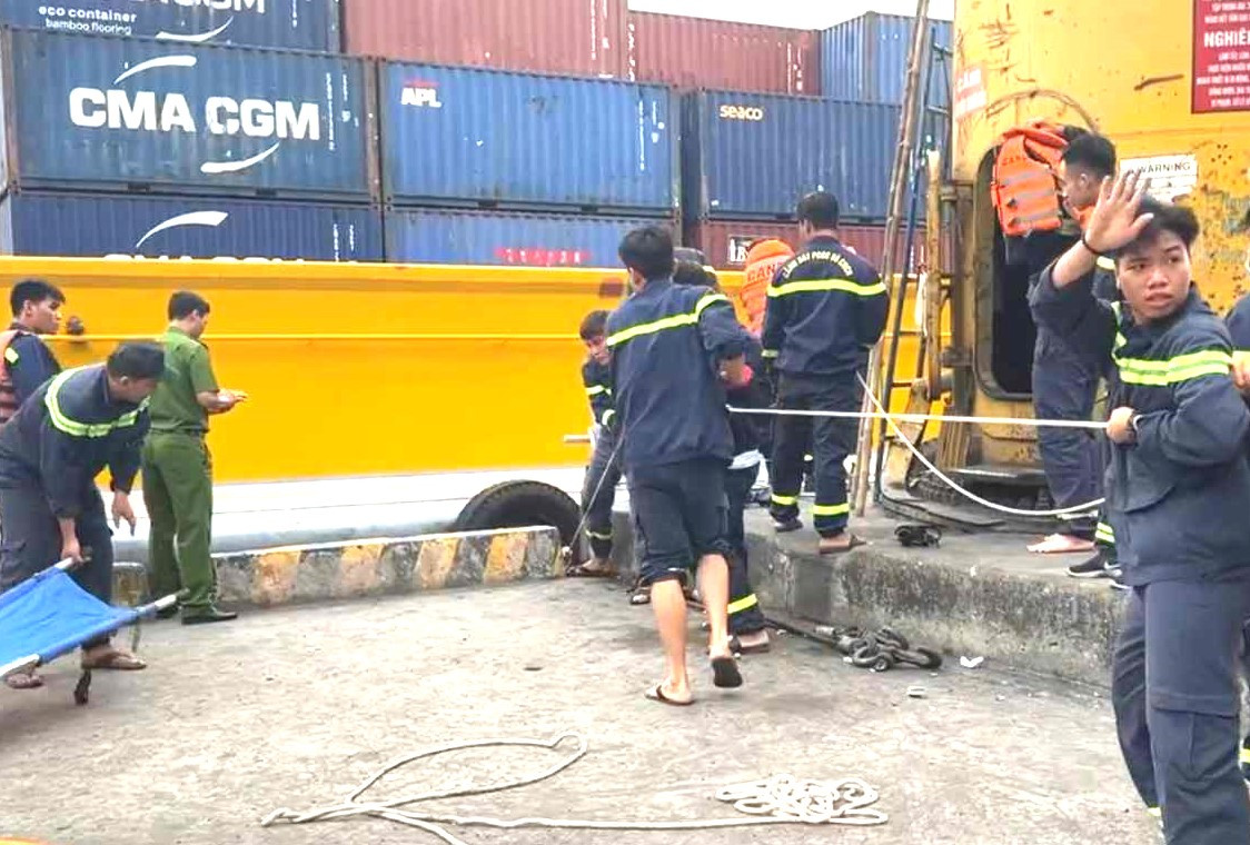 Lực lượng chức năng trục vớt thi thể nạn nhân