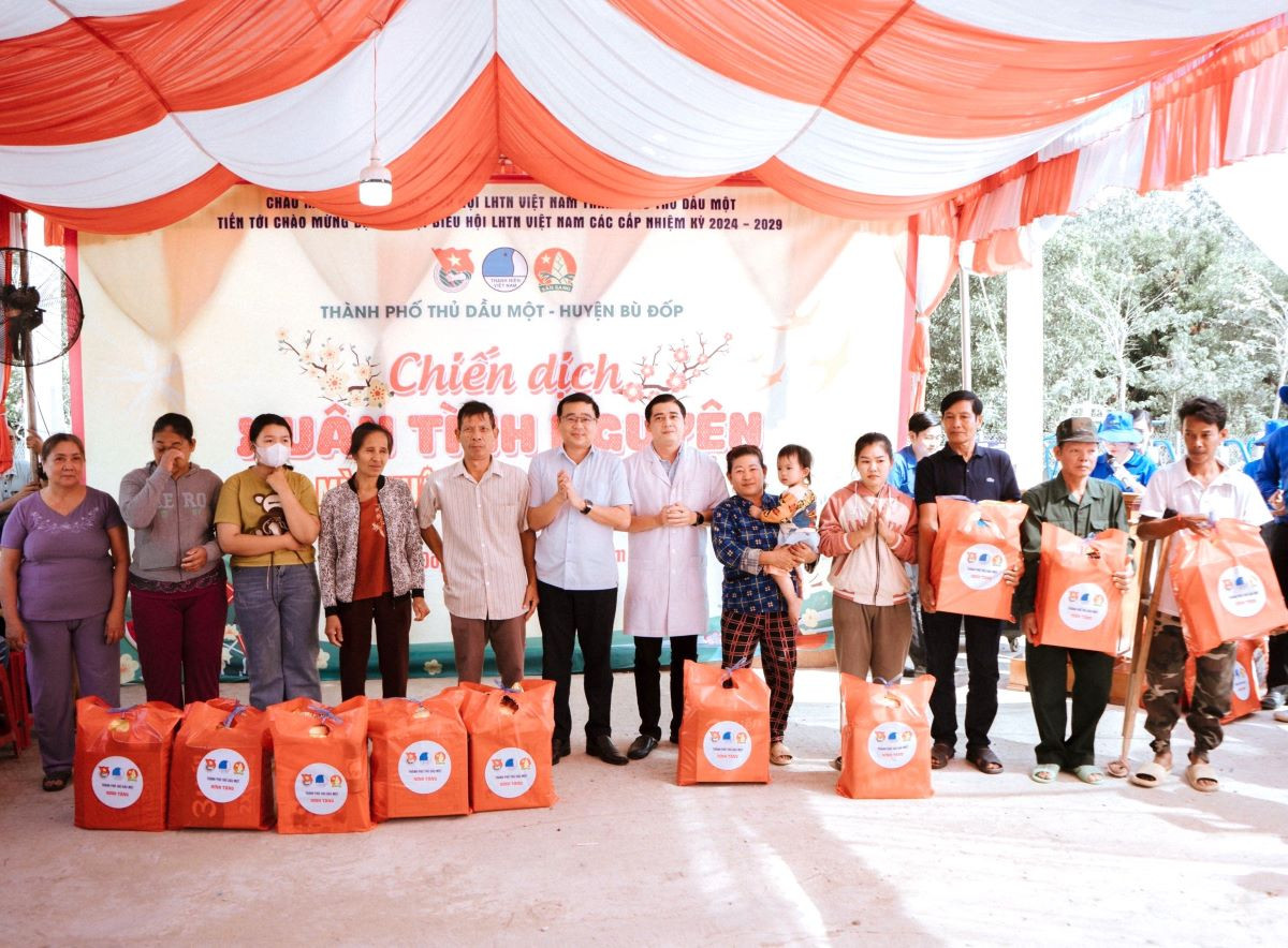 Tặng quà, khám bệnh cho người nghèo tại vùng biên giới.