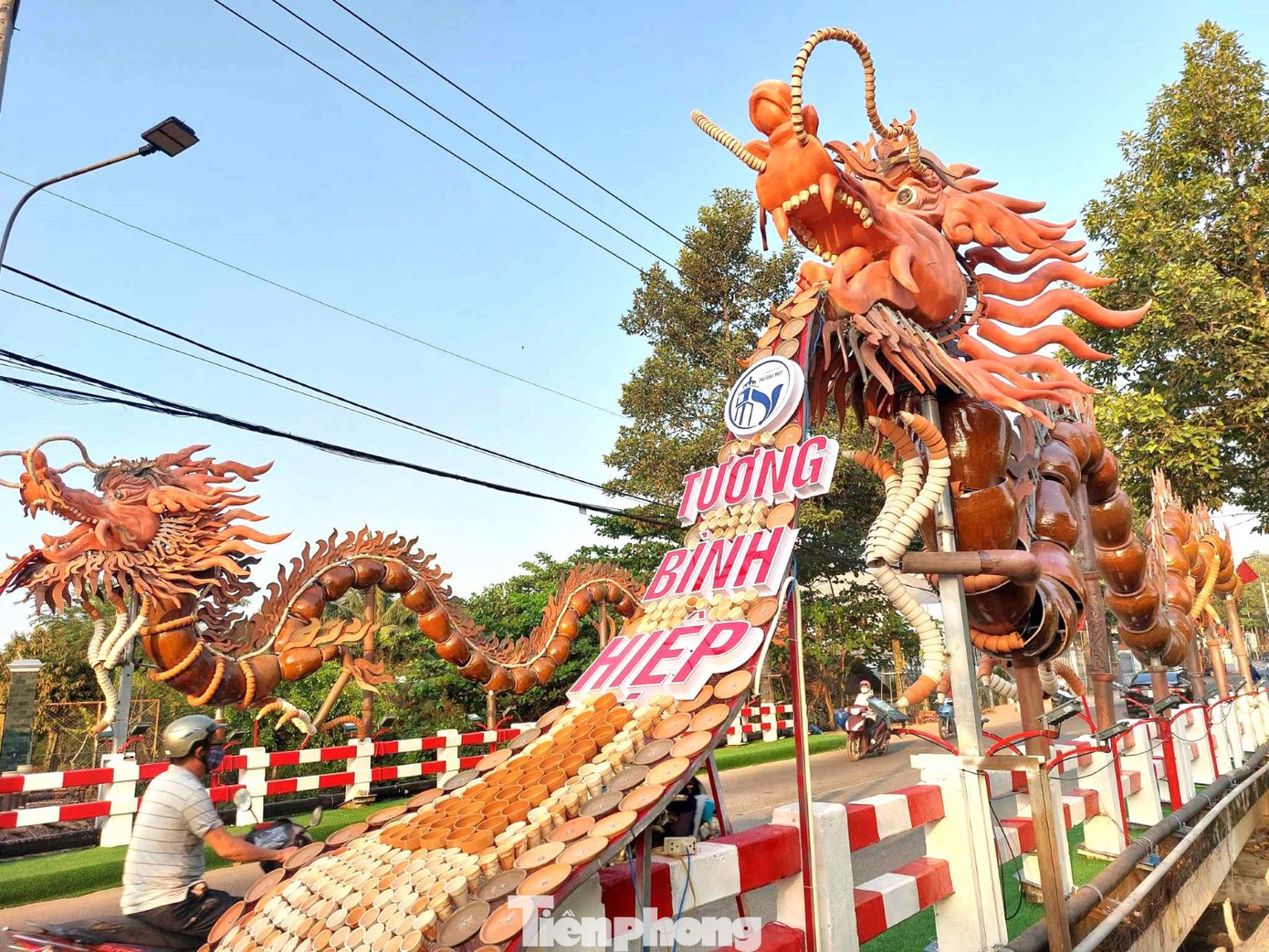 Cặp rồng làm bằng lu gốm ở Bình Dương được xác lập kỷ lục Việt Nam