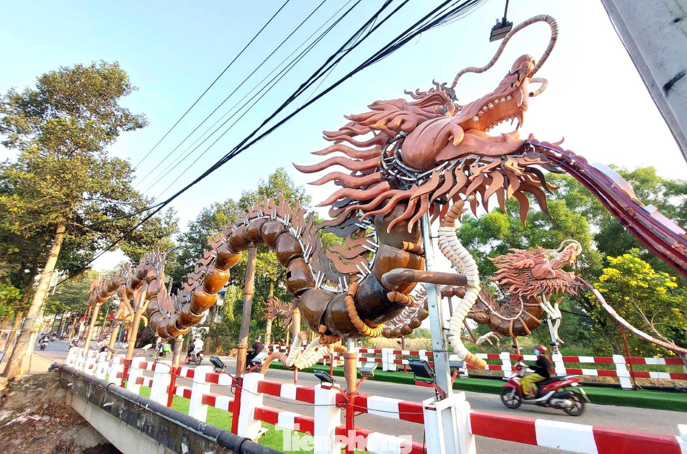 Chia sẻ với phóng viên báo Tiền Phong, đại diện chính quyền phường Tương Bình Hiệp cho biết, đang làm thủ tục để được công nhận xác lập kỷ lục cho cặp rồng mang đặc trưng vùng miền này.