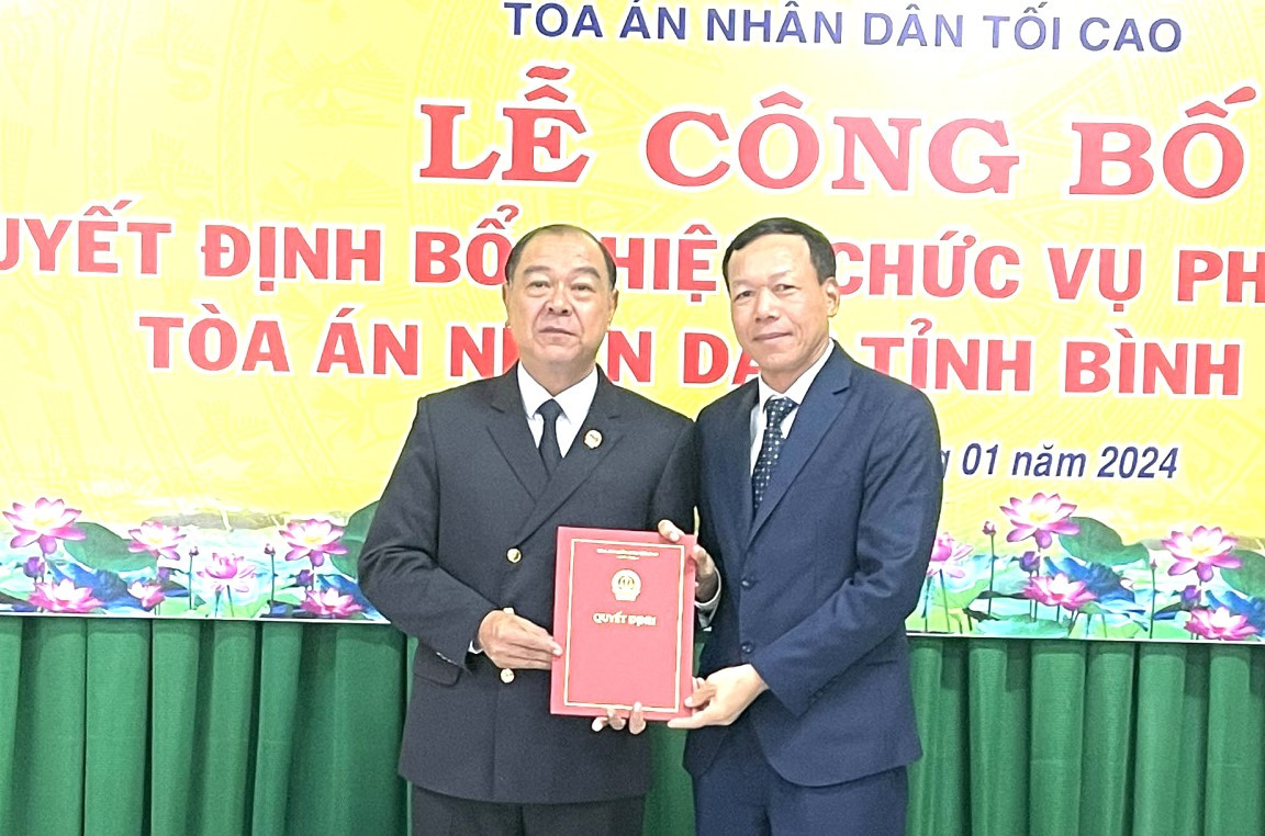 Ông Nguyễn Trí Tuệ, Phó Chánh án Thường trực TAND Tối cao (bìa phải) trao Quyết định của TAND Tối cao cho ông Lê Hoàng Vương.