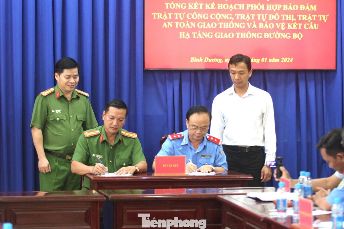 Phòng Cảnh sát Quản lý hành chính về trật tự xã hội Công an tỉnh Bình Dương và Thanh tra Sở Giao thông vận tải tỉnh Bình Dương thực hiện ký kết kế hoạch phối hợp.