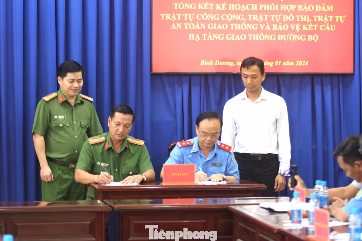 Phòng Cảnh sát Quản lý hành chính về trật tự xã hội Công an tỉnh Bình Dương và Thanh tra Sở Giao thông vận tải tỉnh Bình Dương thực hiện ký kết kế hoạch phối hợp. Phòng Cảnh sát Quản lý hành chính về trật tự xã hội Công an tỉnh Bình Dương và Thanh tra Sở Giao thông vận tải tỉnh Bình Dương thực hiện ký kết kế hoạch phối hợp.
