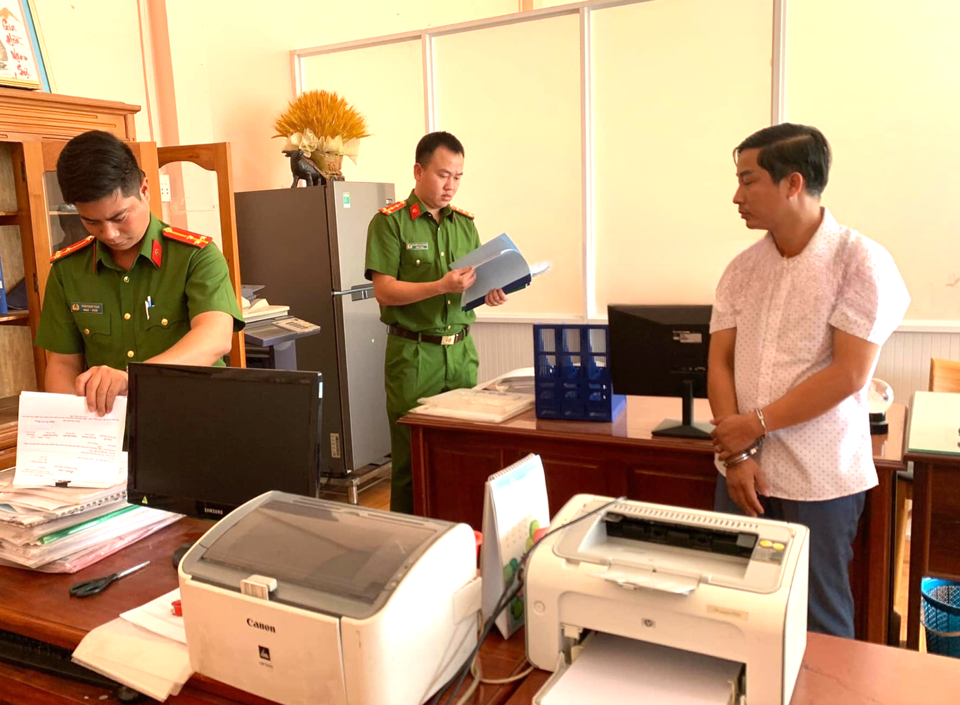 Đồng Minh Duy (bìa phải) bị khởi tố về hành vi buôn lậu. Ảnh Công an tỉnh Bình Dương.