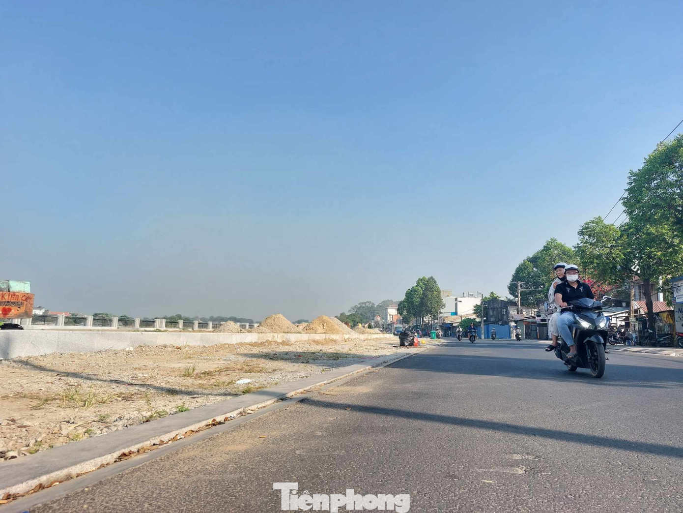 Khu vực đường Nguyễn Tri Phương giáp sông Sài Gòn đang được thi công các hạng mục hoa viên, đèn chiếu sáng.