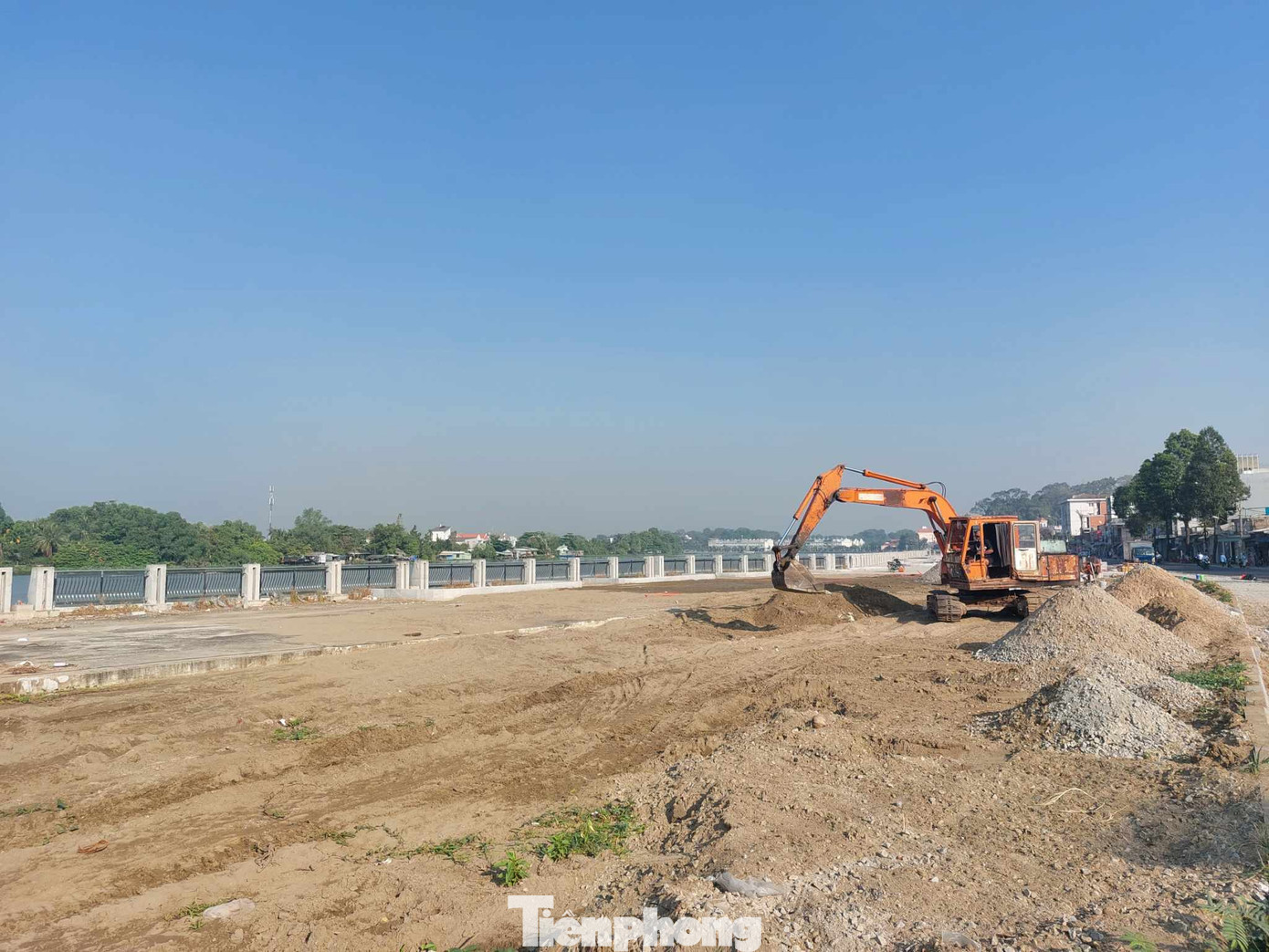 Ngày 30/1, theo ghi nhận của phóng viên báo Tiền Phong, tuyến đường ven sông Sài Gòn đoạn qua TP.Thủ Dầu Một, từ cầu Thầy Năng đến cầu Thủ Ngữ (đường Nguyễn Tri Phương) dài 766m, đơn vị thi công đang triển khai thực hiện các hạng mục công viên, hệ thống chiếu sáng, dự kiến sẽ hoàn thành trong dịp 30/4/2024.