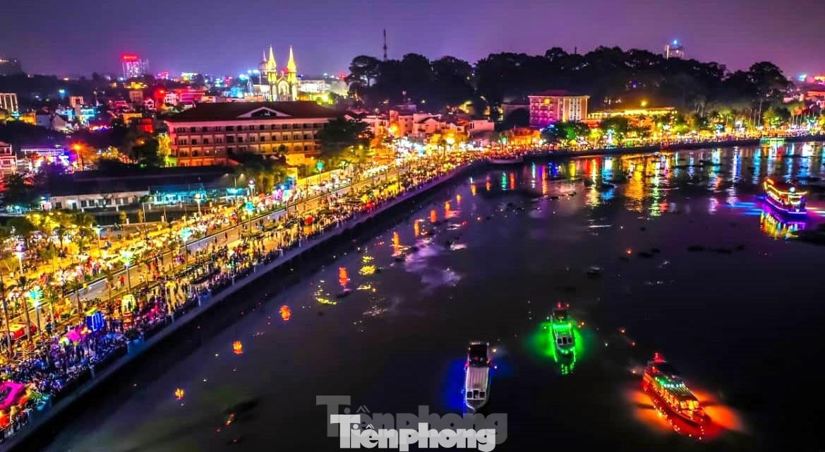 Phố đi bộ Bạch Đằng lúc về quê.