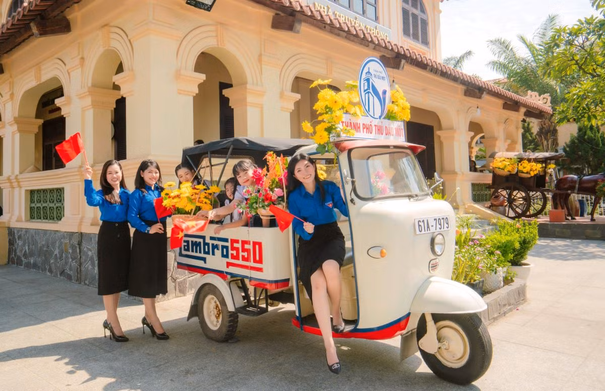 Anh Nguyễn Minh Tâm - Bí thư Thành Đoàn Thủ Dầu Một cho biết, thời gian qua, Thành Đoàn đã phát động chương trình check-in mừng Xuân, nhằm giới thiệu các địa điểm trang trí Tết phục vụ người dân trên địa bàn.