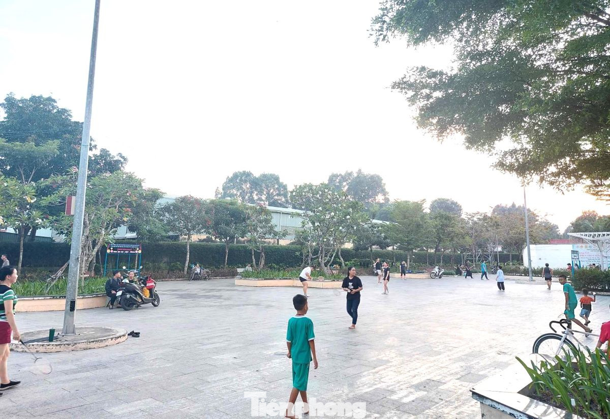 Người dân vui chơi tại công viên bên đường Huỳnh Văn Nghệ (phường Phú Lợi, TP.Thủ Dầu Một).