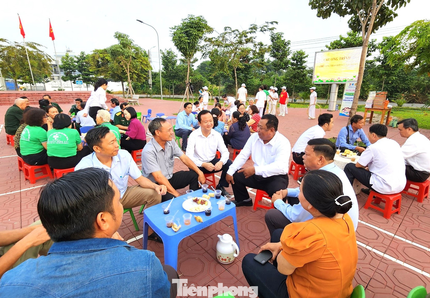 Tại công viên bên đường Mỹ Phước Tân Vạn (phường Phú Mỹ, TP.Thủ Dầu Một) thường xuyên tổ chức điểm cà phê sáng để lãnh đạo phường lắng nghe ý kiến của người dân.