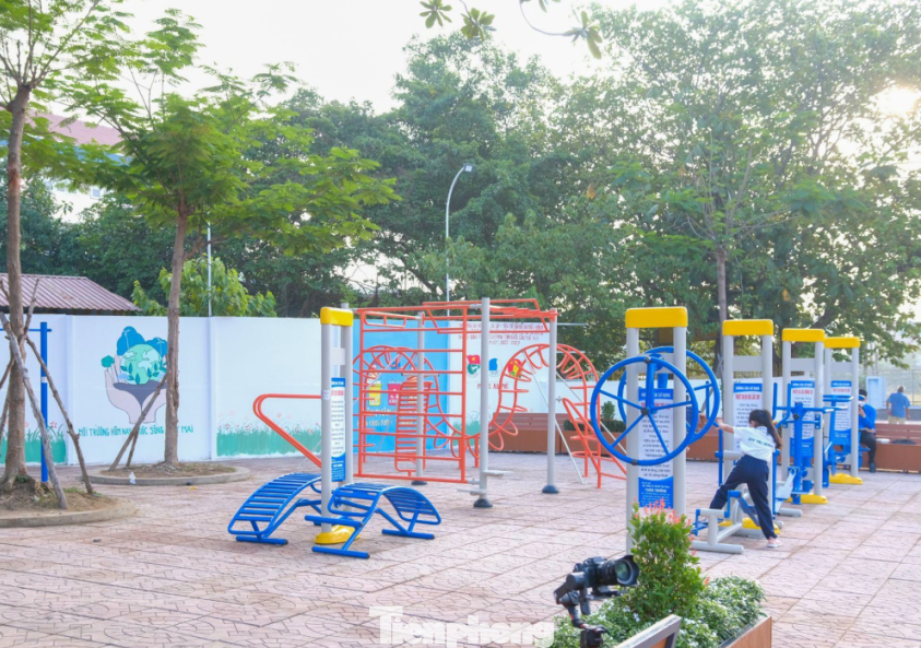 Tại các công viên mini ở Bình Dương được bố trí dụng cụ tập luyện thể dục, thể thao.