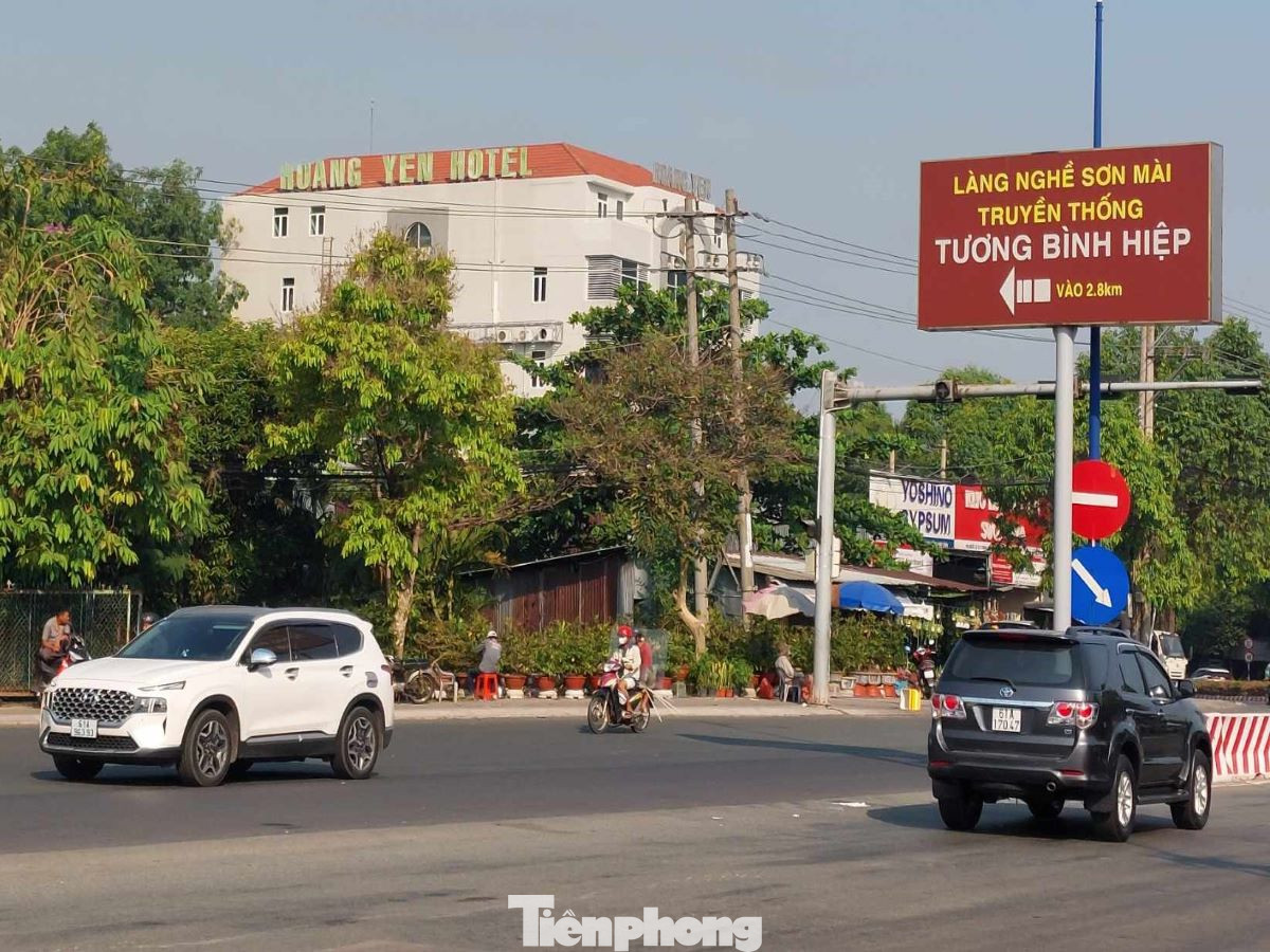 Đầu đường Hồ Văn Cống giao với quốc lộ 13 có bảng chỉ dẫn đường vào làng nghề truyền thống Tương Bình Hiệp (phường Tương Bình Hiệp, TP.Thủ Dầu Một, tỉnh Bình Dương). Đầu đường Hồ Văn Cống giao với quốc lộ 13 có bảng chỉ dẫn đường vào làng nghề truyền thống Tương Bình Hiệp (phường Tương Bình Hiệp, TP.Thủ Dầu Một, tỉnh Bình Dương).