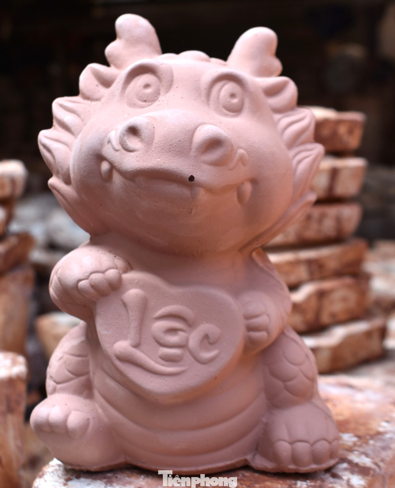 Bà Dung, chủ cơ sở heo đất tại phường Lái Thiêu, cho biết một sản phẩm thô có giá khoảng 20.000 đồng đến 25.000 đồng. Sau khi đánh bóng, làm đẹp, sản phẩm được bán với giá từ 50.000-100.000 đồng/sản phẩm tùy từng loại. Thế nhưng tiền lời không đáng là bao, vì phải trả chi phí nhân công, vận chuyển, sơn… Bà Dung, chủ cơ sở heo đất tại phường Lái Thiêu, cho biết một sản phẩm thô có giá khoảng 20.000 đồng đến 25.000 đồng. Sau khi đánh bóng, làm đẹp, sản phẩm được bán với giá từ 50.000-100.000 đồng/sản phẩm tùy từng loại. Thế nhưng tiền lời không đáng là bao, vì phải trả chi phí nhân công, vận chuyển, sơn…