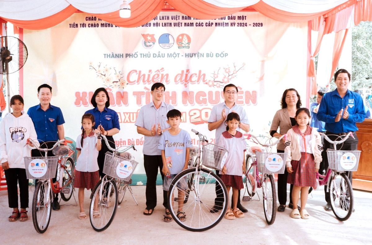 Chương trình đã trao 50 suất học bổng cho học sinh có hoàn cảnh đặc biệt khó khăn.